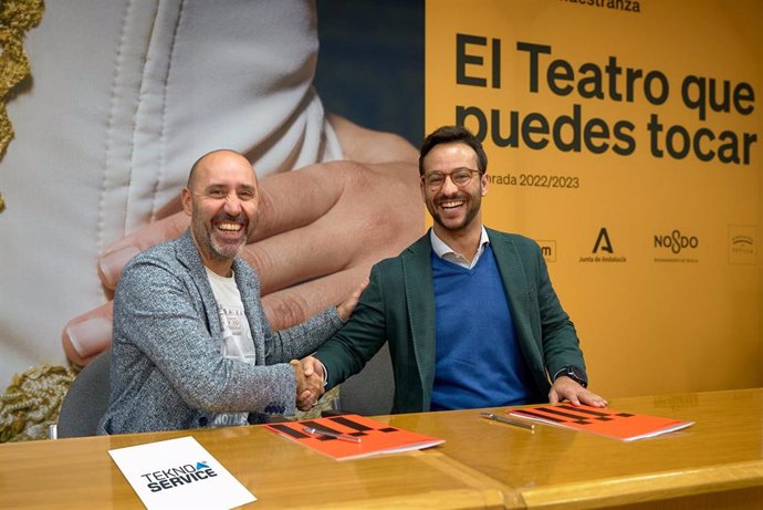 El director adjunto de Teknoservice y el director del Teatro de la Maestranza firman el convenio de colaboración.