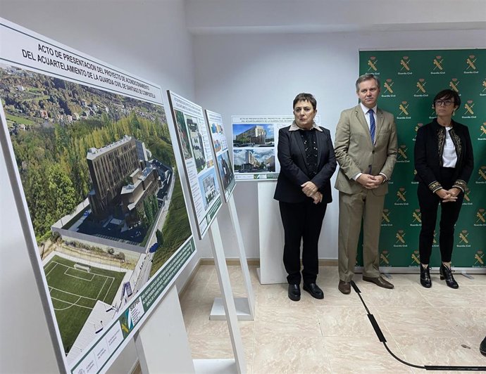 La presidenta de la Siepse, Mercedes Gallizo; el delegado del Gobierno en Galicia, José Miñones; y la directora general de la Guardia Civil, María Gámez, en la presentación del proyecto del nuevo cuartel de la Guardia Civil de Santiago de Compostela.