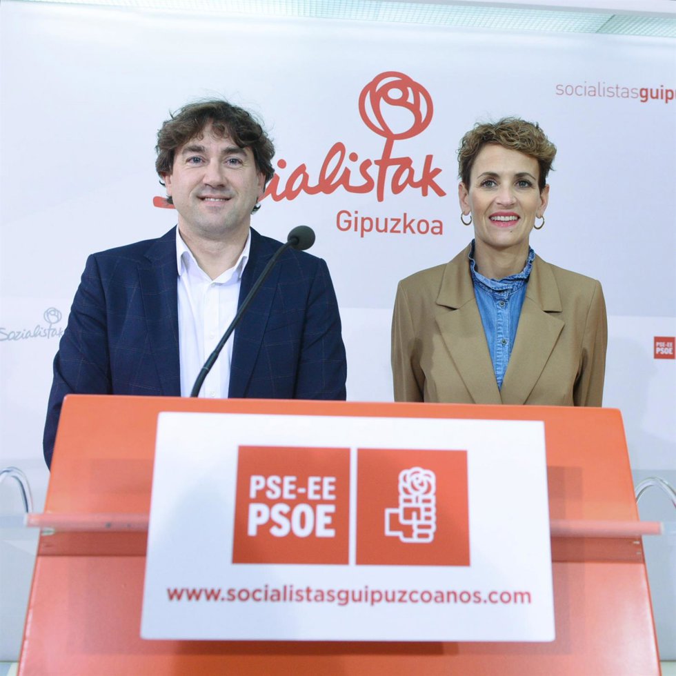 El secretario general del Partido Socialista de Euskadi-Euskadiko Ezkerra (PSE-EE), Eneko Andueza, y la secretaria general del Partido Socialista Navarro (PSN) y presidenta de Navarra, María Chivite, posan durante su reunión en la sede del PSE