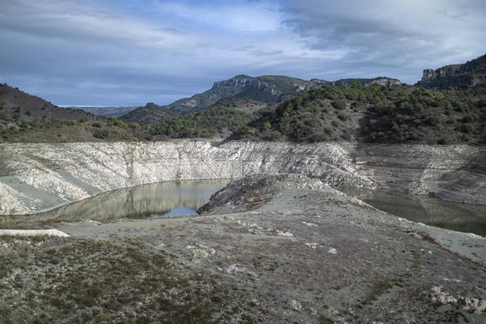 Vista del pantano de Siurana, a 24 de noviembre de 2022, en Barcelona, Catalunya (España). La Generalitat ha declarado la alerta por sequía en las cuenca del Ter-Llobregat (Barcelona), que abastece el área metropolitana de Barcelona, y Darnius-Boadella 