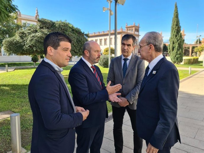 El vicesecretario de coordinación de Política Autonómica y Local del PP, Pedro Rollán, junto al alcalde de Málaga.