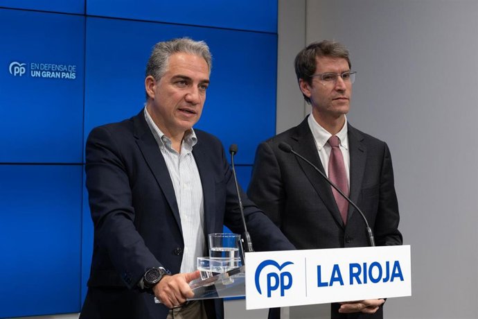 El coordinador general del PP, Elías Bendodo, durante una rueda de prensa con el candidato a la presidencia del Gobierno de La Rioja por el PP, Gonzalo Capellán