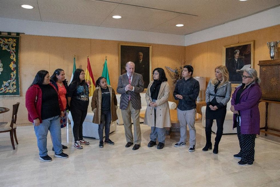Villalobos recibe a la compañía teatral de Guatemala 'Las Poderosas', con actrices supervivientes de la violencia machista, en la Diputación.