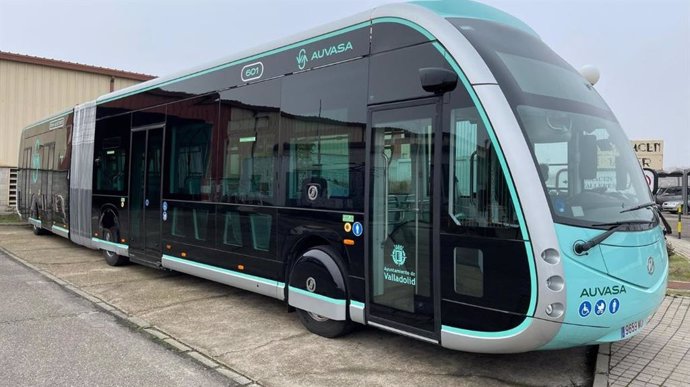 Autobús eléctrico articulado 'ie Tram', en las instalaciones de Auvasa.