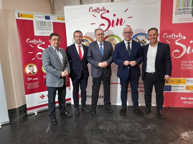 Reyes (1i), en el acto de Cruz Roja.