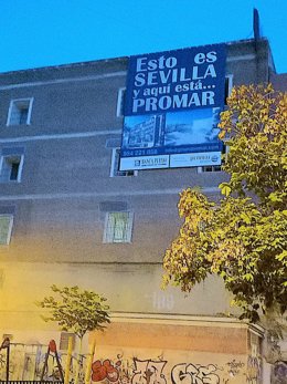 Trasera del edificio La Florida con el cartel que anuncia la próxima construcción de viviendas en el edificio que albergó oficinas de Telefónica.