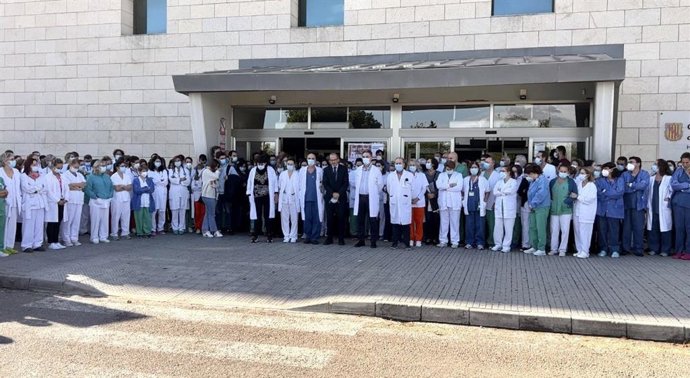 Sanitarios del Hospital Son Lltzer, durante el minuto de silencio por los barranquistas fallecidos en Pollena.