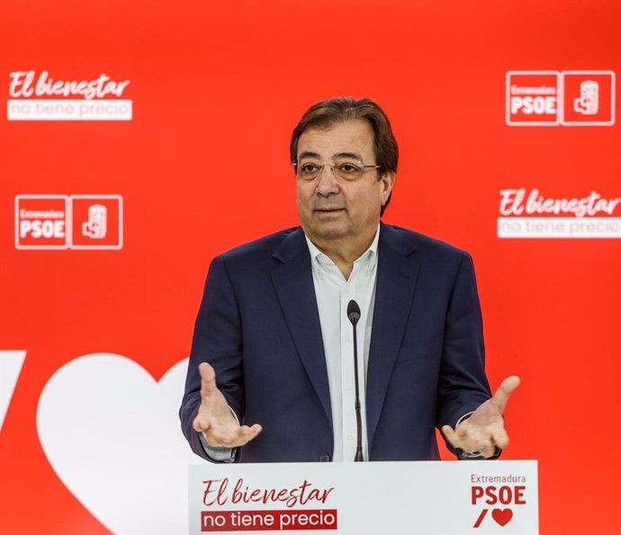El secretario general del PSOE de Extremadura, Guillermo Fernández Vara, en rueda de prensa