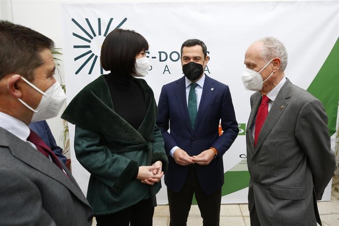 Archivo - La ministra de Ciencia e Innovación, Diana Morant, junto con el presidente de la Junta de Andalucía, Juanma  Moreno, asiste a la firma para el proyecto de construcción de la Infraestructura IFMIF-Dones el 13 de enero 2022 