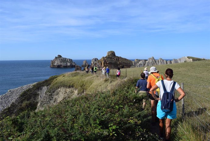 Archivo - Ruta a pie por Costa Quebrada