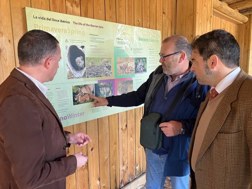 El Director General de Espacios Naturales Protegidos de Andalucía, José Enrique Borrallo, en su visita al Observatorio del Lince Ibérico 'El Acebuche', en el Espacio Natural de Doñana.