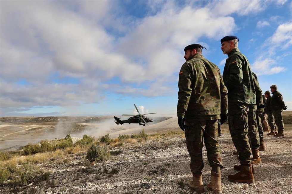 El Rey Felipe VI (c) durante el ejercicio de evaluación que lleva a cabo el personal de la XII rotación de la operación 'Enhanced Force Presence, en en el Centro Nacional de Adiestramiento San Gregorio.