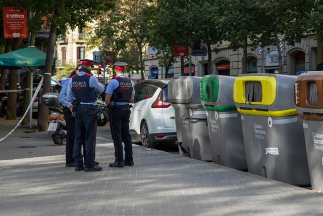 Agents dels Mossos conversen després de la troballa del cadàver