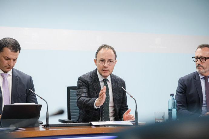 Gallardo, Espot y Filloy durante la rueda de prensa para presentar las medidas para salarios y alquileres