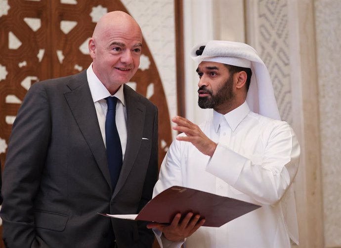 Archivo - 31 March 2022, Qatar, Doha: FIFA president Gianni Infantino (L) speaks with Hassan Al Thawadi, Secretary General of the World Cup organizing team, before the start of the team seminar for World Cup participants at the Marsa Malaz Kempinski Hot