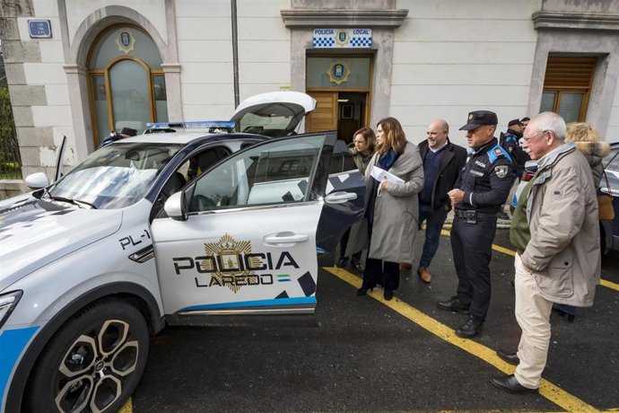 La Consejera De Presidencia, Interior, Justicia Y Acción Exterior, Paula Fernández, Inspecciona Un Coche Nuevo De La Policía Local De Laredo