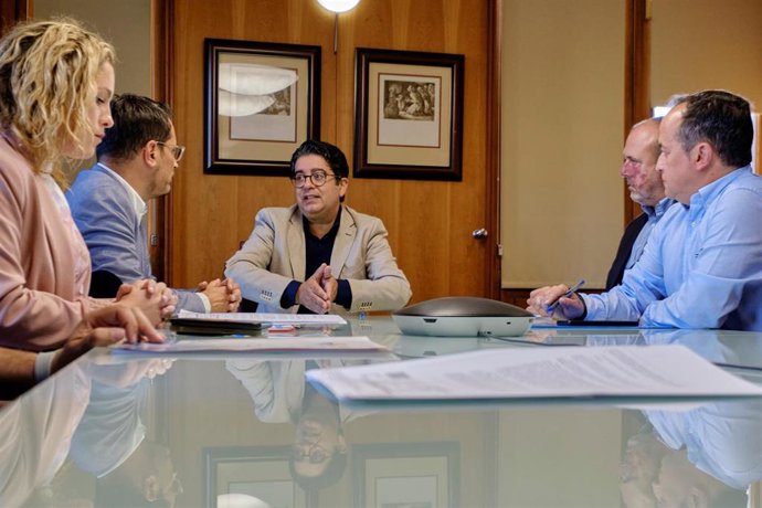 Reunión con el alcalde de Los Realejos en el Cabildo de Tenerife
