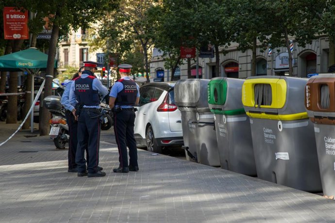 Agentes de Policía conversan tras el encuentro de un cadáver en un contenedor del centro de Barcelona, a 29 de noviembre de 2022, en Barcelona, Catalunya (España).