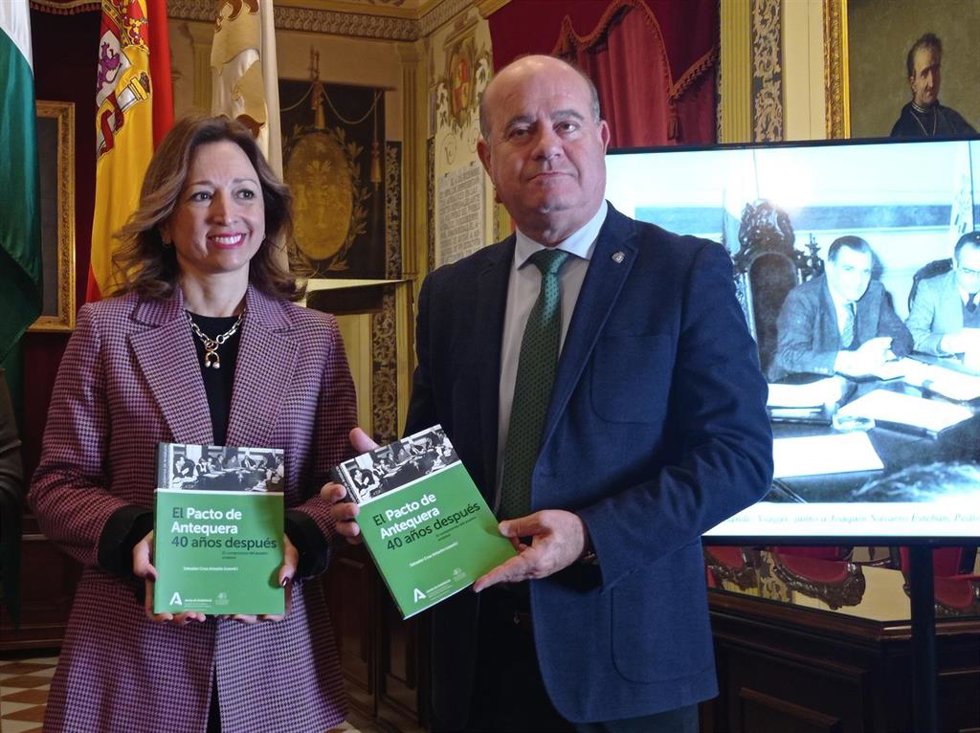 La delegada del Gobierno andaluz en Málaga, Patricia Navarro, y el alcalde de Antequera, Manuel Barón