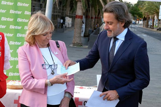 The president of the Parliament of the Canary Islands, Gustavo Matos, and the regional vice president and provincial president of Santa Cruz de Tenerife of the Red Cross, Mayte Pociello