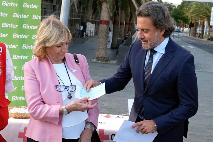 El presidente del Parlamento de Canarias, Gustavo Matos, y la vicepresidenta regional y presidenta provincial de Santa Cruz de Tenerife de Cruz Roja, Mayte Pociello