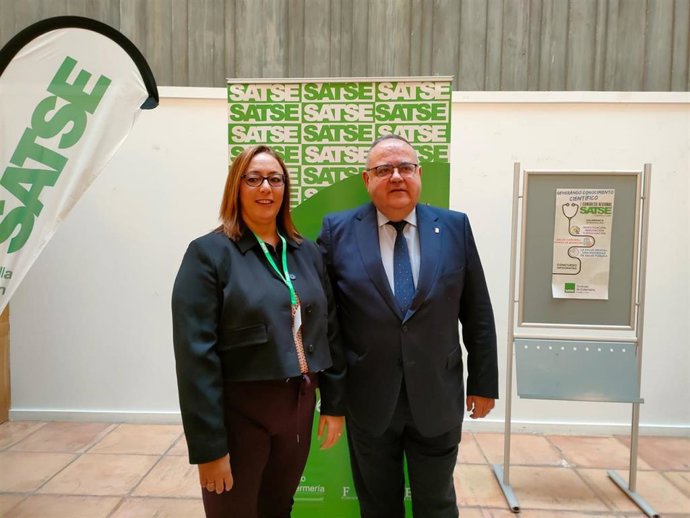 El consejero de Sanidad, Alejandro Vázquez, y la secretaria general de SATSE Castilla y León, Mercedes Gago, en Salamanca.