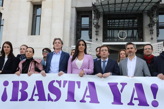 Archivo - Miinuto de silencio convocado por el Ayuntamiento de Madrid como muestra de repulso y condena del asesinato por violencia de género.