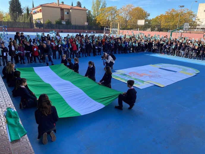Acto en el centro Salesiano San Juan Bosco de Granada para la conmemoración del Día de la Bandera de Andalucía.