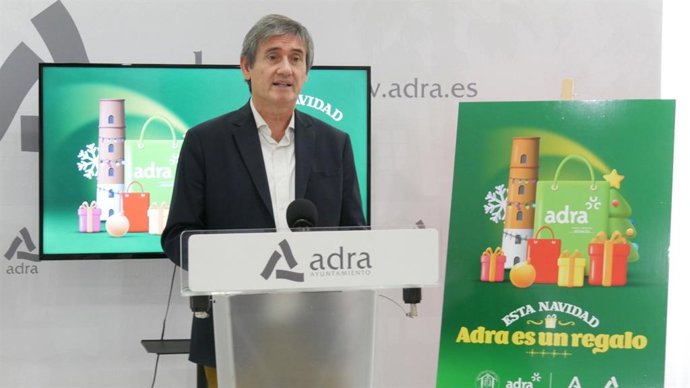 El alcalde de Adra (Almería), Manuel Cortés, presenta la campaña 'Esta Navidad Adra es un regalo'