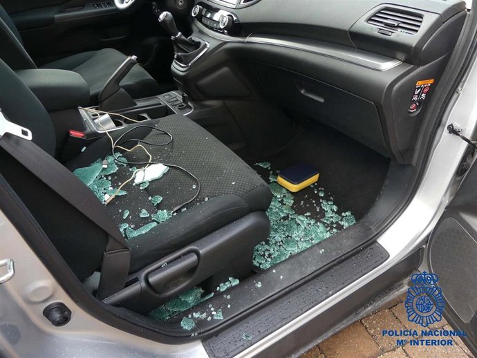 Archivo - Coche robado con la ventanilla rota. ARCHIVO