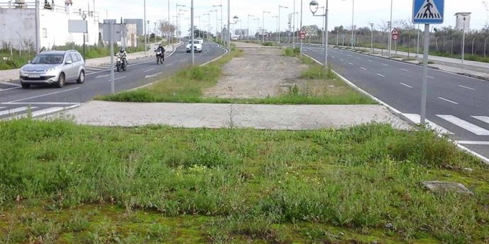 Archivo - Franja reservada para el tranvía en el bulevar que enlaza Bormujos y Mairena