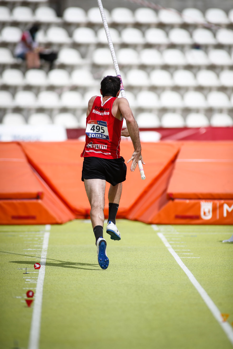 Archivo - Mario Arancon competes in pole vaulting men, decathlon, during the 100th Spanish Athletics Championship at Vallehermoso stadium on september 13, 2020 in Madrid, Spain.