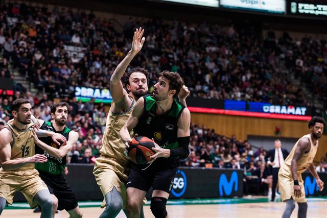 Anter Tomic of Club Joventut Badalona in action against Serta Sanli of FC Barcelona during the ACB Liga Endesa match between Club Joventut Badalona and FC Barcelona at Palau Olimpic de Badalona on November 20, 2022 in Badalona, Barcelona, Spain.