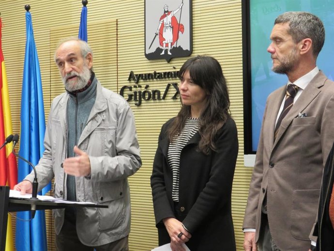 La portavoz de Podemos-Equo Xixón en el Ayuntamiento de Gijón, Laura Tuero, junto al abogado de ex trabajadores de Naval Gijón, Javier Calzadilla (dcha), y  un ex empleado del astillero, Juan Manuel Martínez Morala