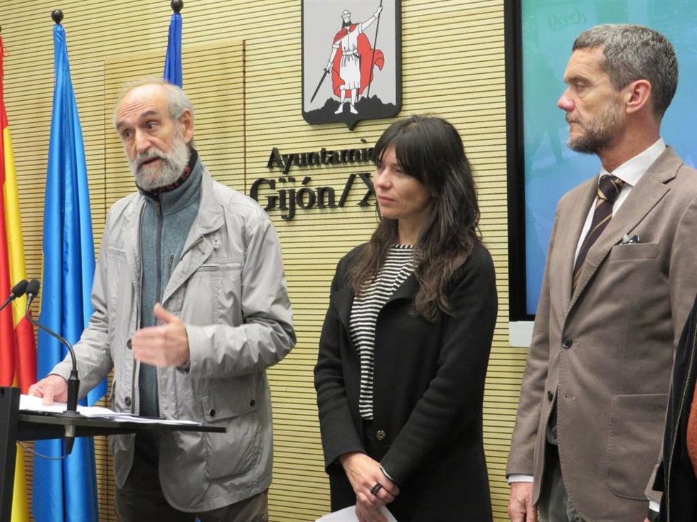 La portavoz de Podemos-Equo Xixón en el Ayuntamiento de Gijón, Laura Tuero, junto al abogado de ex trabajadores de Naval Gijón, Javier Calzadilla (dcha), y  un ex empleado del astillero, Juan Manuel Martínez Morala