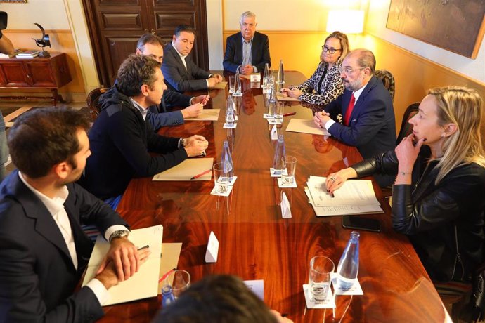 Reunión del Gobierno de Aragón con responsables de la empresa JV20 Forest que va a crear una fábrica de madera y aserradero en Andorra (Teruel) para la construcción en madera contralaminada.