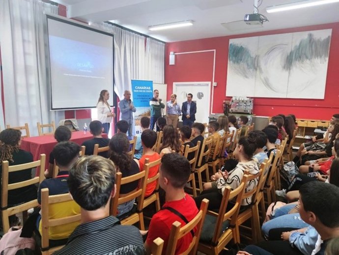 Alumnos de un colegio de Arucas ven el documental 'Desahogo'