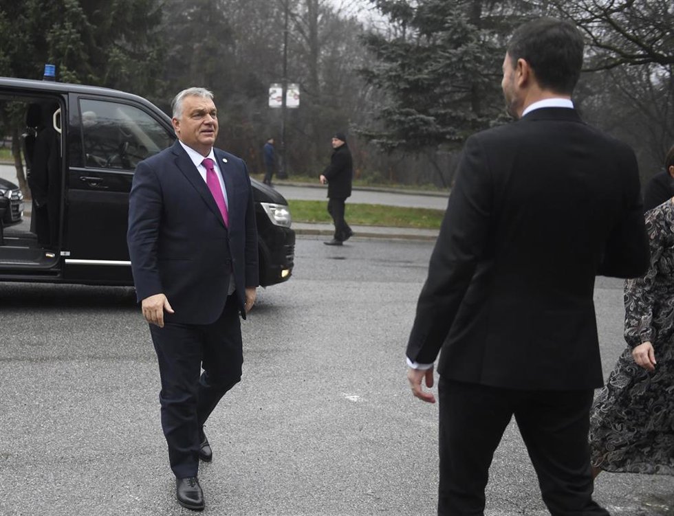 El primer ministro de Eslovaquia, Eduard Heger, recibe a su homólogo de Hungría, Viktor Orbán
