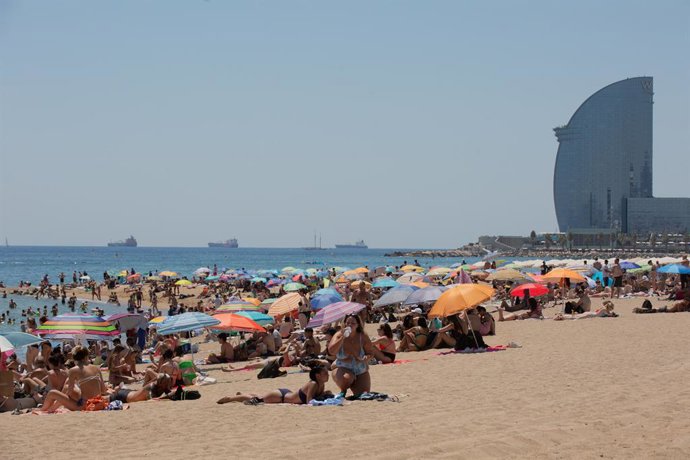 Archivo - Imatge d'arxiu de la platja de la Barceloneta (Barcelona)