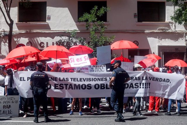 Archivo - La Plataforma de Personas Afectadas por la Abolición de la Prostitución se manifiestan ante la sede del PSOE