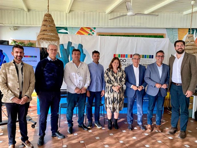 El presidente de la Diputación y alcalde de Rincón de la Victoria, Salado, incide en la importancia de los proyectos de la institución vinculados a la economía azul, como son La Senda Azul, La Senda Litoral y el Corredor Verde del Guadalhorce.