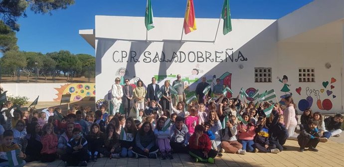 La delegada territorial de Desarrollo Educativo, Isabel Paredes, en un colegio de Vejer de la Frontera (Cádiz)