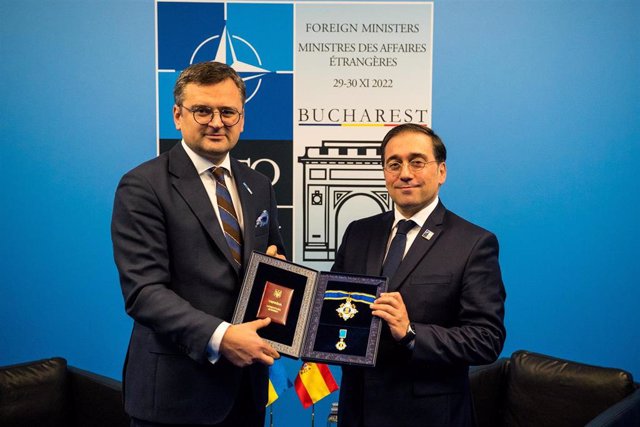 El ministro de Asuntos Exteriores, José Manuel Albares, recibe la medalla 'Yaroslav, el Sabio' de manos de su homólogo ucraniano, Dimitro Kuleba, durante el encuentro mantenido en Bucarest en los márgenes de la reunión de la OTAN