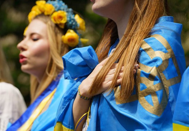 Archivo - Dos mujeres cantan el himno nacional de Ucrania en una protesta contra la guerra en Alemania.