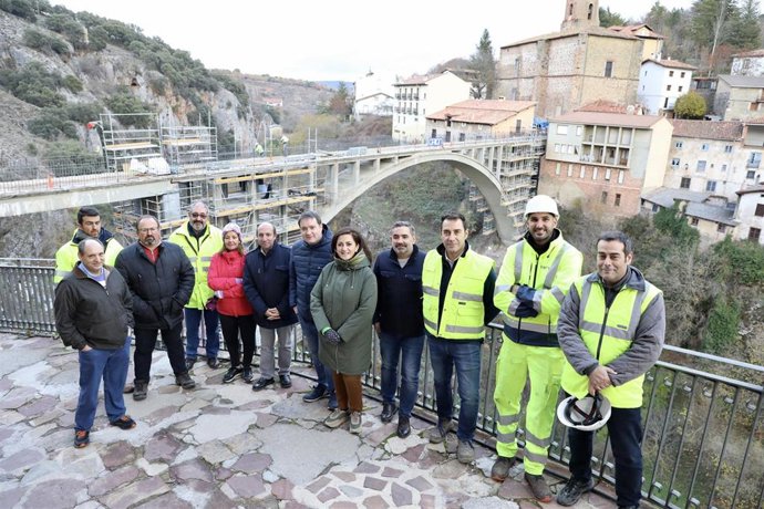 La presidenta del Gobierno de La Rioja, Concha Andreu, ha visitado las obras de rehabilitación integral del puente de San Martín de Ortigosa de Cameros