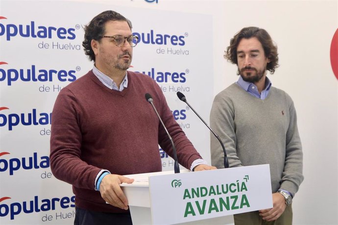 El portavoz del PP en el Ayuntamiento de Huelva, Jaime Pérez (izquierda).