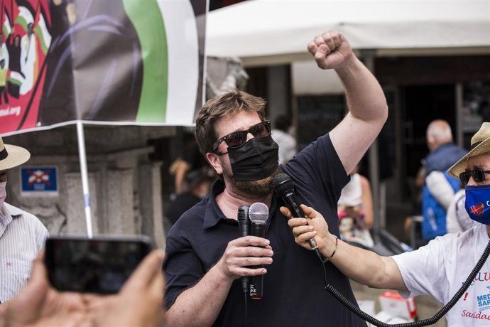 Archivo - El eurodiputado Miguel Urbán interviene en la marcha final en España por la Libertad del Pueblo Saharaui Diana en las inmediaciones del Ministerio de Asuntos Exteriores, UE y Cooperación, a 18 de junio de 2021, en Madrid (España).