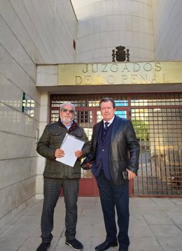 Juan Sánchez y Juan Fernández en la puerta de los Juzgados de lo Penal.