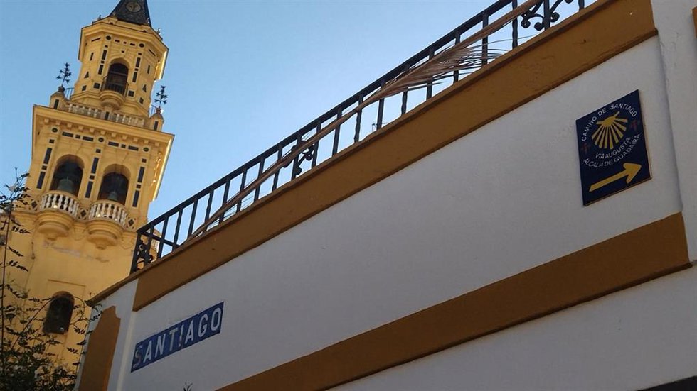 Señal del Camino de Santiago en el municipio de Alcalá.