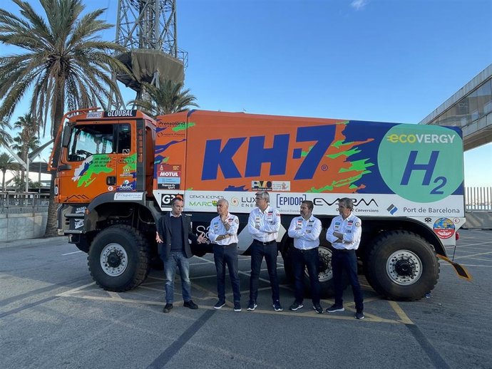 Calls acompañado, de izquierda a derecha, del copiloto del KH-7 Epsilon, Luis Criado; el técnico Jordi Ballbé; el director de EVARM, Xavier Ribas y el piloto, Jordi Juvanteny